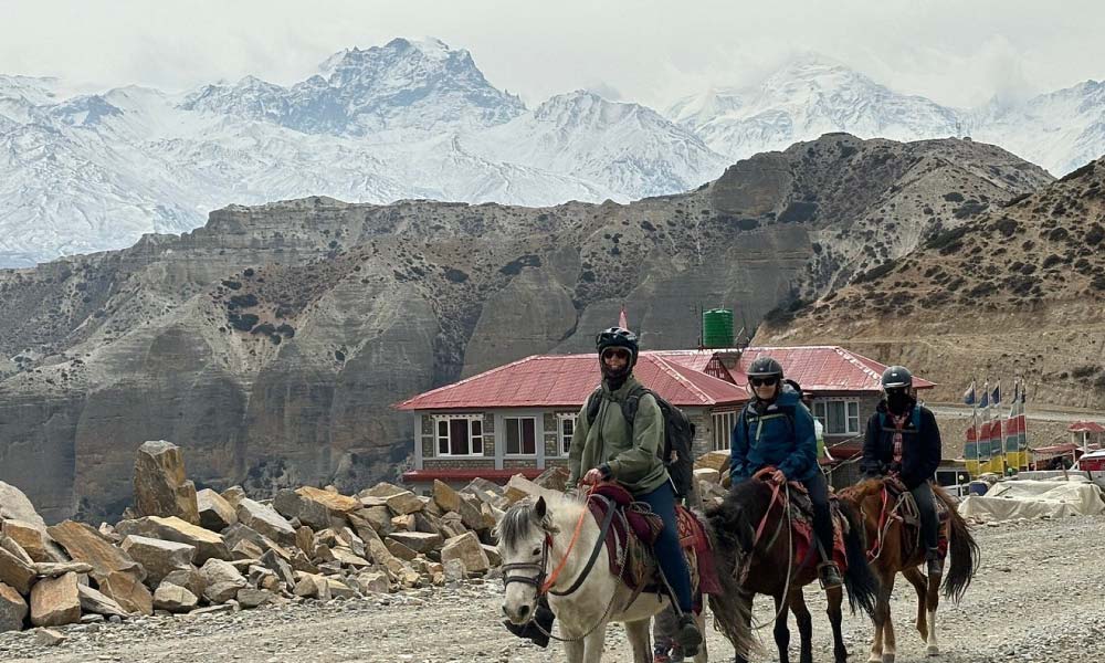 Horse riding to upper mustang